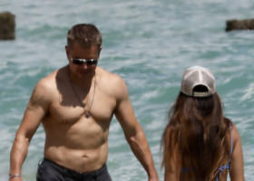 Matt Damon și-a etalat trupul plin de mușchi pe o plajă din Miami. Soția lui l-a acompaniat într-un costum de baie provocator