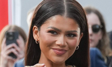 Zendaya, răvășitoare într-o rochie albă cu decolteu până în zona abdomenului. Actrița de 27 de ani s-a mișcat cu grijă pentru a nu face o gafă vestimentară