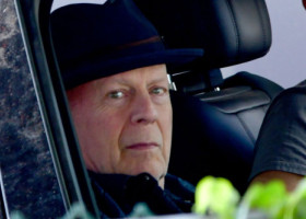 Cum a fost pozat Bruce Willis de paparazzi, într-una din rarele lui ieșiri în public. Soția a recunoscut că nu știe dacă starul e conștient că suferă de demență