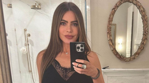 Sofia Vergara, selfie-uri doar în body-uri mulate, în oglinda din baie. "Cineva să-mi ridice fața de pe podea", i-a scris Nicole Scherzinger