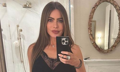 Sofia Vergara, selfie-uri doar în body-uri mulate, în oglinda din baie. 
