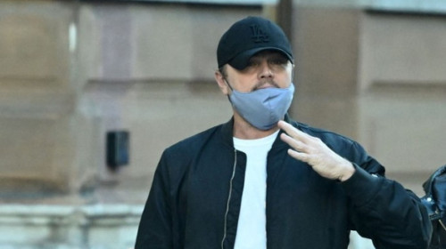 A renunțat pentru o seară la șepcile trase pe ochi. Leonardo DiCaprio, la patru ace la un eveniment din New York, la care a mers însoțit, dar nu de iubita lui