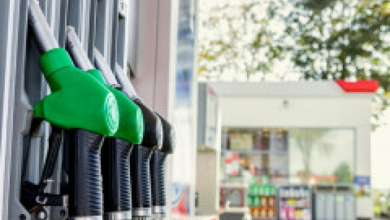Guvernul prelungește compensarea prețului la carburanți cu 50 de bani până la sfârșitul anului