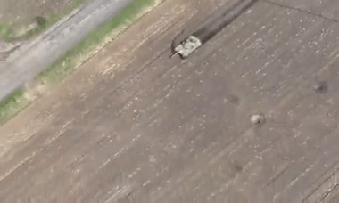 O dronă surprinde momentul în care un tanc rusesc încearcă să ocolească drumul pe un câmp minat de ucraineni