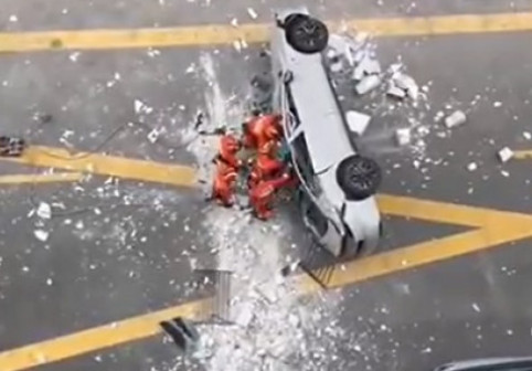VIDEO O mașină electrică Nio a căzut de la etajul 3 al unei clădiri din Shanghai. Șoferul și un pasager au murit