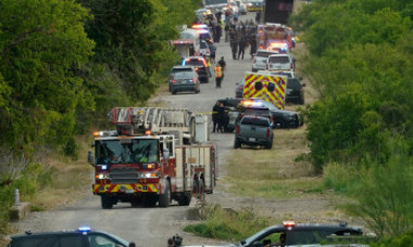 46 de oameni au fost găsiți morți într-un camion, în Texas. Pompier: "O scenă îngrozitoare, nu te aștepți să găsești cadavre stivă"