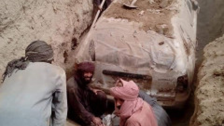 FOTO Talibanii dezgroapă mașina fondatorului lor, pe care au ascuns-o de militarii SUA acum 20 de ani