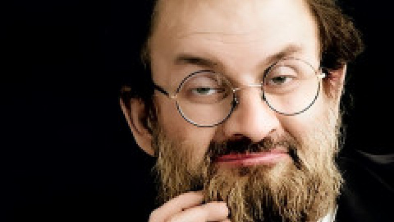 Salman Rushdie este conștient, dar ar putea să-și piardă un ochi. De câte ori l-a înjunghiat atacatorul său