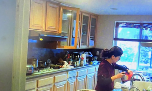Un bărbat a instalat o cameră ascunsă în bucătărie și a văzut ce-i punea soția în mâncare