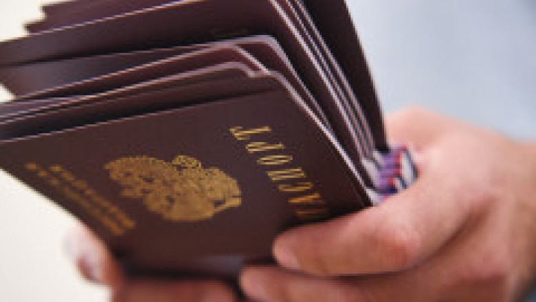 UE va discuta luna aceasta dacă interzice acordarea de vize pentru toți cetățenii ruși