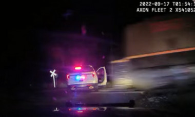 VIDEO. Autospecială uitată de polițiști pe calea ferată, lovită în plin de tren. O tânără de 20 de ani se afla pe bancheta din spate