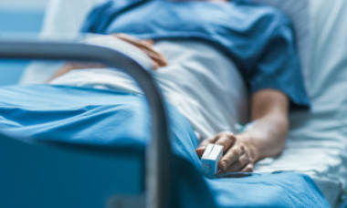 O familie a trăit cu cadavrul unui bărbat în casă mai bine de un an crezând că este în comă