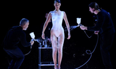 Incredibila rochie lichidă care a făcut furori la Paris. Bella Hadid, îmbrăcată în 15 minute cu o substanță nemaivăzută
