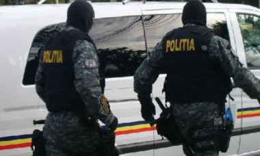 Un bărbat și-a sechestrat în casă cei 4 copii, apoi i-a amenințat pe polițiști cu arma și a tras spre ei