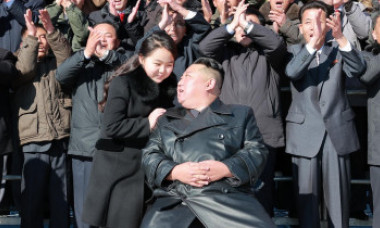 Mesajul pe care l-a transmis Kim Jong Un când și-a adus fiica la o întâlnire cu soldații. Cui îi este adresat de fapt avertismentul