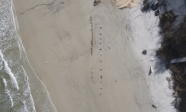 O structură misterioasă a început să iasă din nisip, pe o plajă din Florida. Oamenii au găsit două explicații