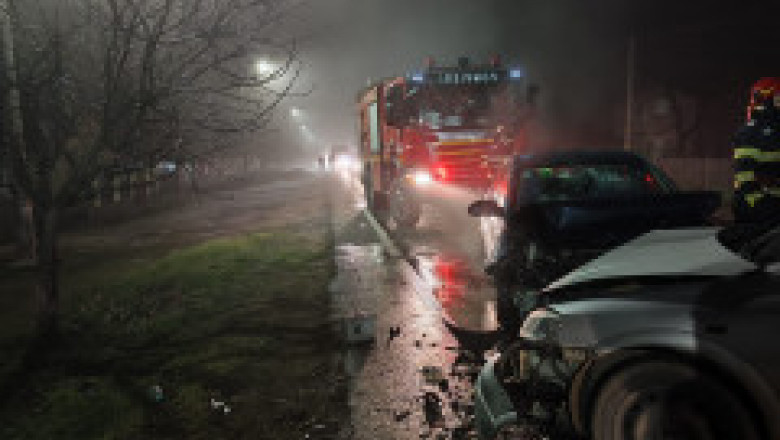 Accident cu opt răniţi pe un drum acoperit de ceaţă din Giurgiu. Patru dintre victime sunt copii