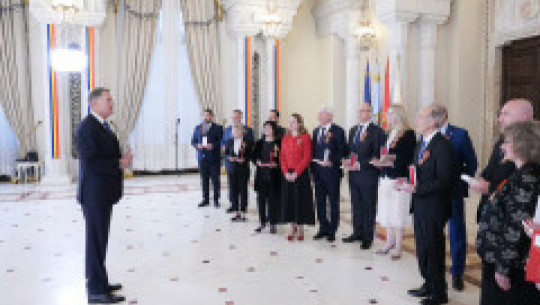 Klaus Iohannis a decorat mai mulţi medici, profesori şi economişti de Ziua Naţională