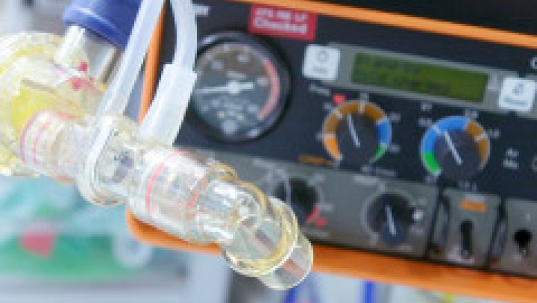 O pacientă a oprit de două ori ventilatorul care ţinea în viaţă o colegă de salon pentru că o enerva zgomotul