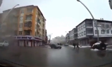 Prima secundă a cutremurului de 7,5, surprinsă de camera de bord a unui șofer. Clădirile care cad par din carton