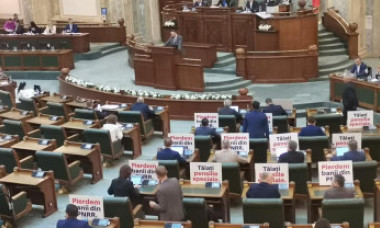 Senatul a votat legea pensiilor speciale, după o ședință cu scandal: „Ciucă a fost șeful Armatei. Are 3.000 de euro, vi se pare mult?”