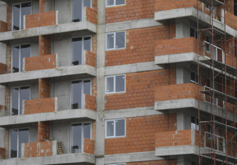 Un dezvoltator imobiliar a construit 30 de apartamente în plus într-un bloc. Etajul tehnic din acte a devenit etaj cu locuințe