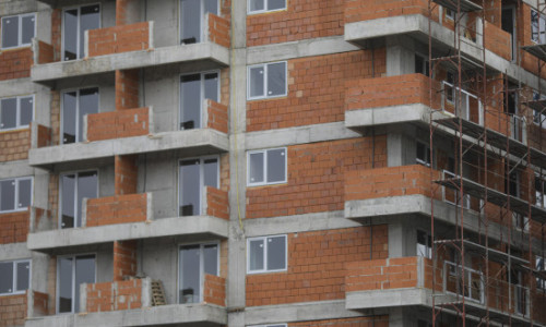 Un dezvoltator imobiliar a construit 30 de apartamente în plus într-un bloc. Etajul tehnic din acte a devenit etaj cu locuințe