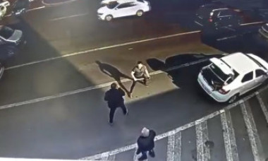 Bătaie în trafic, în București. Un bărbat a fost reținut de polițiști după ce a lovit un alt bărbat cu o bâtă de baseball