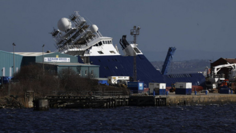 FOTO: O navă uriașă, de 3.000 de tone, a fost răsturnată de vânt în portul din Edinburgh