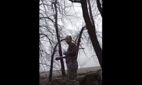 „Alcoolul ucide”. Un militar rus beat încearcă să-i explice altuia cum se aruncă o grenadă. Armata lui Putin, decimată de alcool