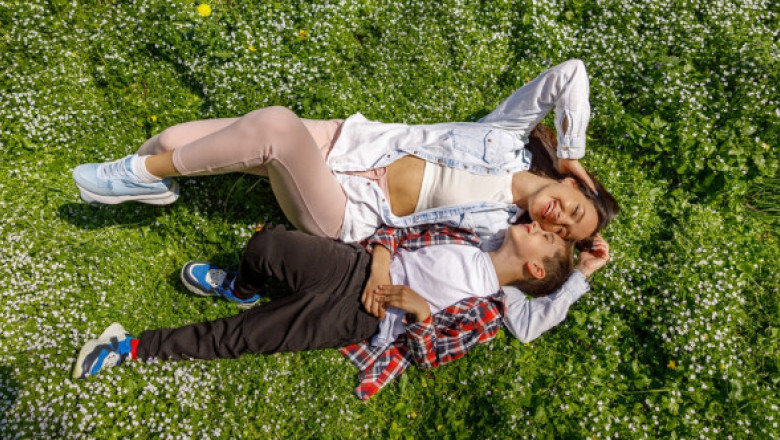 O femeie care a făcut testul ADN ca distracție a descoperit că a crescut timp de 12 ani fiul unui străin