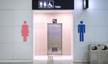 Un bărbat a fost concediat după ce compania a numărat de câte ori a fost la toaletă în orele de program și cât timp a stat