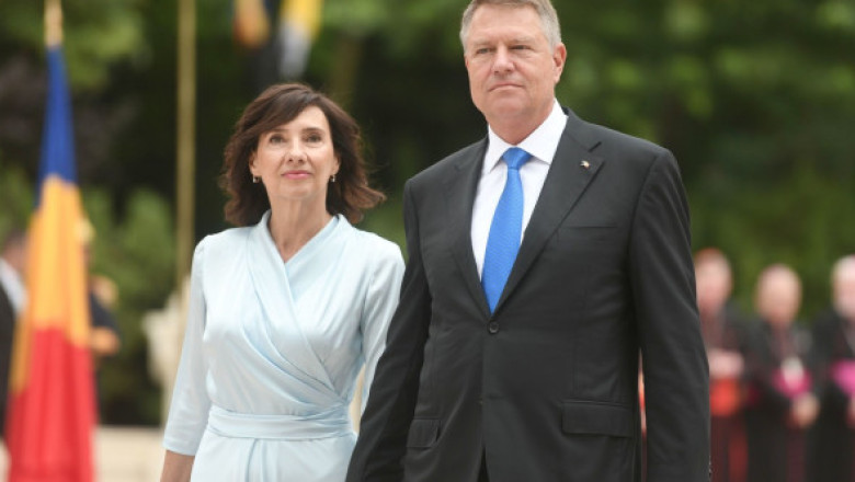 Cât câștigă Carmen Iohannis, profesoară la un liceu din Sibiu. Președintele și soția încasează bani și din chirii
