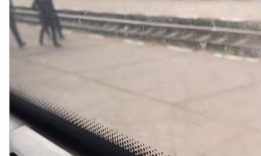 "O bag în cimitir, îi dau foc la casă". O femeie a oprit un tren spre București când a auzit cum un bărbat își amenința iubita