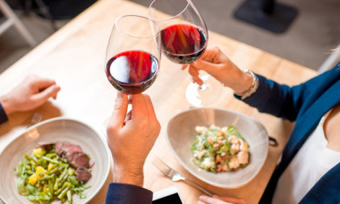 Un bărbat a dat-o pe mâna poliției pe femeia cu care a avut întâlnire la restaurant pentru că nu a plătit jumătate din consumație