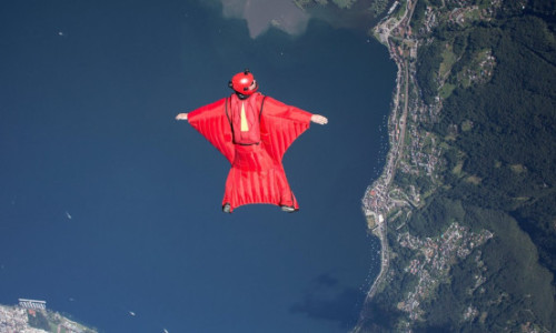 Un practicant de wingsuit a fost decapitat la 4.000 de metri înălțime de aripa avionului din care tocmai sărise