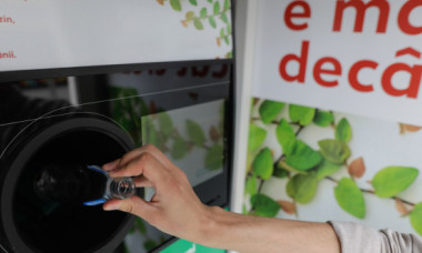 Cum a reușit un bărbat din Chitila să câștige peste 700.000 lei „păcălind” aparatele de colectare a ambalajelor folosite
