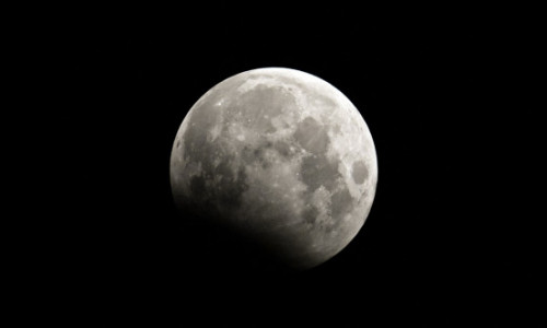 GALERIE FOTO Cum s-a văzut eclipsa parțială de Lună