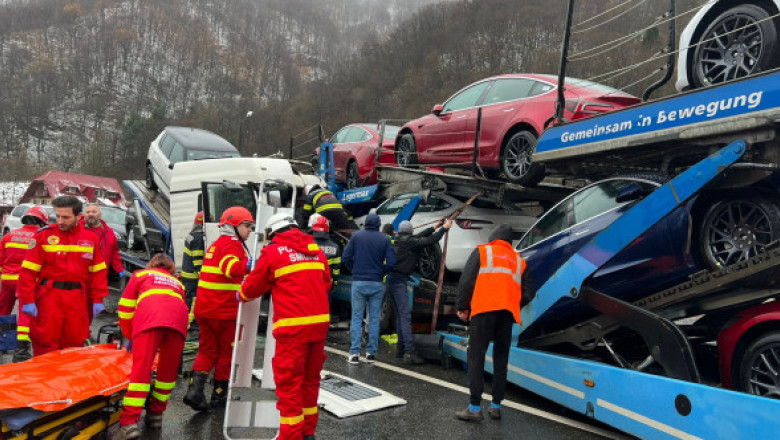 GALERIE FOTO O platformă auto cu mașini Tesla spulberată pe Valea Oltului de alta, care transporta autoturisme second hand