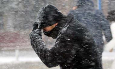 Vremea se schimbă radical în următoarele zile: Cod galben de vânt și ninsori viscolite în mai multe județe. Zonele afectate