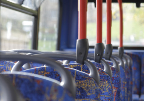 Un șofer de autobuz a devenit „erou” după ce a prins un hoț care atacase o pasageră. Apoi a fost concediat