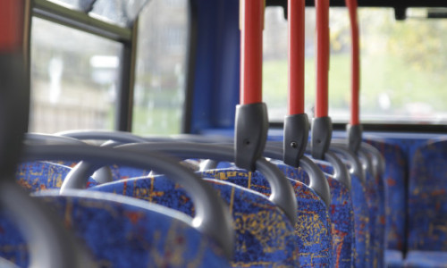 Un șofer de autobuz a devenit „erou” după ce a prins un hoț care atacase o pasageră. Apoi a fost concediat