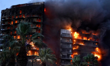 Incendiu uriaș la două blocuri de 14 și 10 etaje din Valencia. Unii locatari ar fi blocați. Sunt 14 răniți, inclusiv un copil