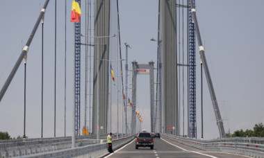 Noi probleme la „Golden Gate” de România: în asfaltul podului de la Brăila au apărut găuri prin care iese apa. Ce spune CNAIR