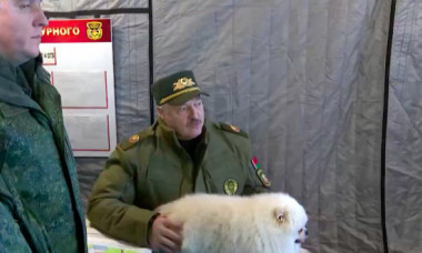 Imagini virale cu dictatorul din Belarus. Cu un cățel alb și pufos în brațe, Lukașenko vorbește cu generalii despre atacarea Poloniei
