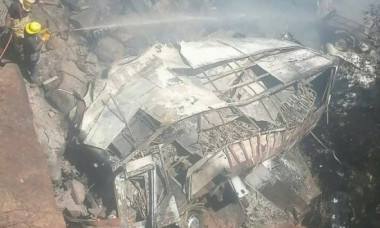 Tragedie în Africa de Sud: Un autocar cu 46 de oameni la bord a căzut de pe un pod. Un copil de 8 ani este singurul supraviețuitor