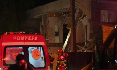 Imaginile exploziei dintr-un bloc din Craiova. Pompierii caută sub dărâmături eventuale victime. Locatar: Ne-am scos unii pe alții