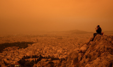 Imagini apocaliptice din Grecia. Cerul a devenit portocaliu și Atena abia se mai vede după ce a fost acoperită de praf saharian