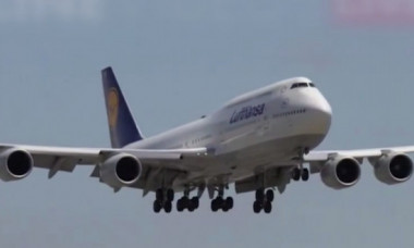 VIDEO. Aterizare cu emoții: Un Boeing 747 al Lufthansa țopăie pe pistă înainte ca piloții să decidă ridicarea în aer a aeronavei