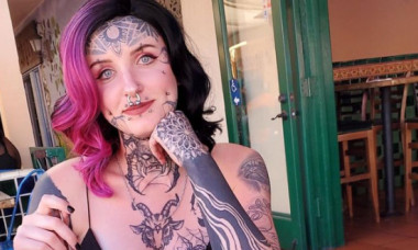 O femeie s-a plâns pe TikTok că nu a fost angajată din cauza tatuajelor. Postarea s-a viralizat și a devenit subiect de dezbatere